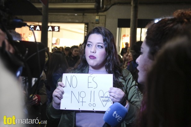 Concentració per denunciar la violació d'una dona mataronina